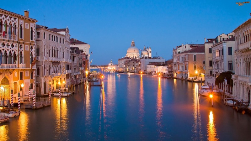 Venice at night 1600x900